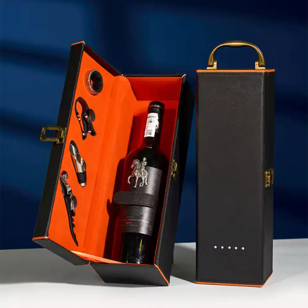 מארז מתנה ליין עם אביזרי יין איכותיים במארז אלגנטי.